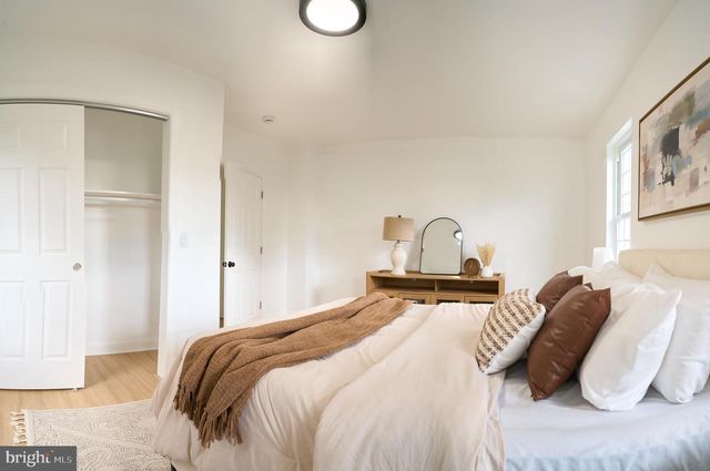 25 S HOLLY AVE, Maple Shade, NJ 08052