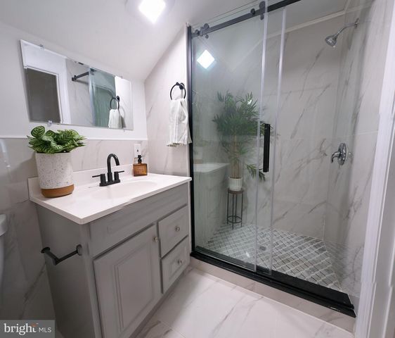 25 S HOLLY AVE, Maple Shade, NJ 08052