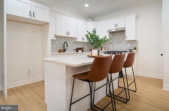 25 S HOLLY AVE, Maple Shade, NJ 08052