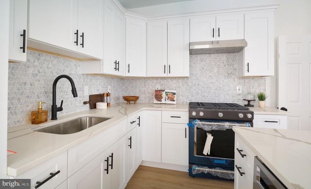 25 S HOLLY AVE, Maple Shade, NJ 08052