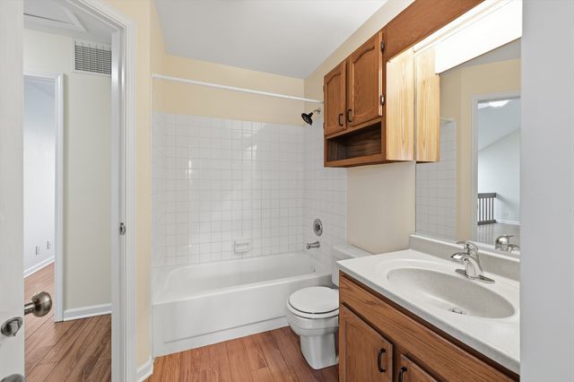 383 Kerry Court, Carol Stream, IL 60188