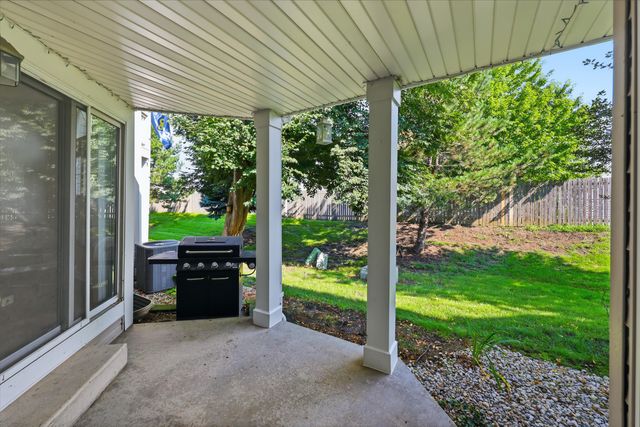383 Kerry Court, Carol Stream, IL 60188