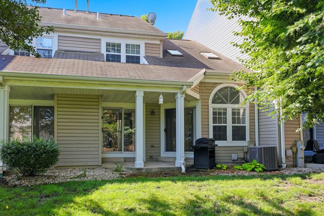 383 Kerry Court, Carol Stream, IL 60188