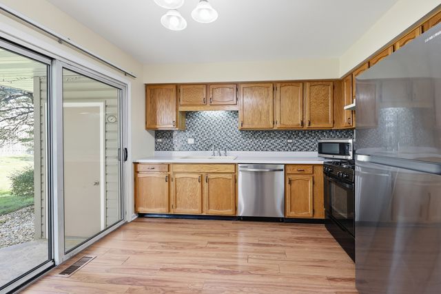 383 Kerry Court, Carol Stream, IL 60188