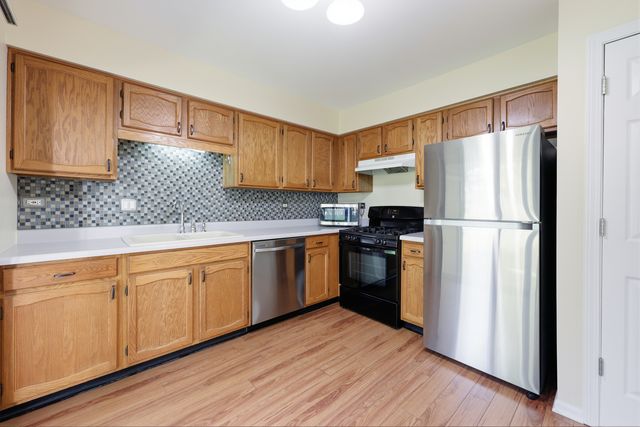 383 Kerry Court, Carol Stream, IL 60188