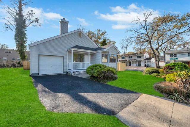 1 Sutton Place, Huntington, NY 11743