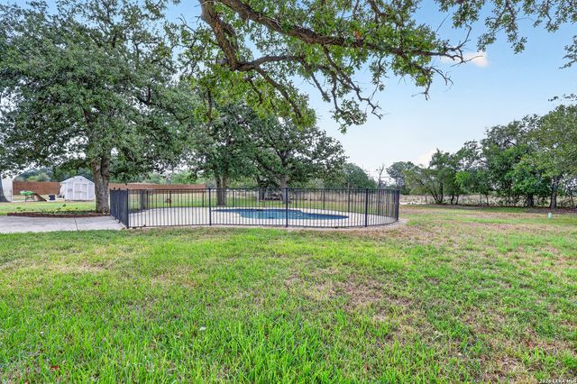 144 Abrego Lake, Floresville, TX 78114