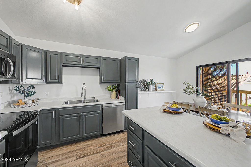 Image 10 of property listing at 4021 E AMBERWOOD Drive, Phoenix, AZ 85048