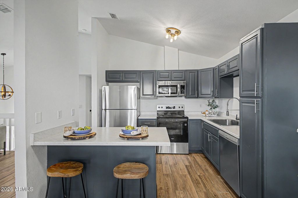 Image 12 of property listing at 4021 E AMBERWOOD Drive, Phoenix, AZ 85048