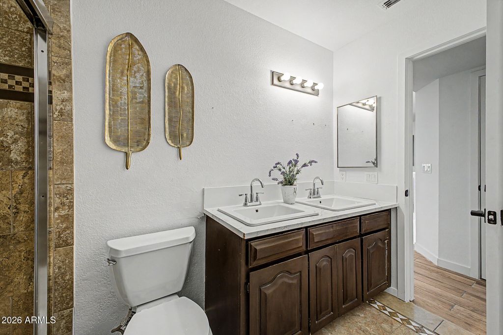 Image 16 of property listing at 4021 E AMBERWOOD Drive, Phoenix, AZ 85048