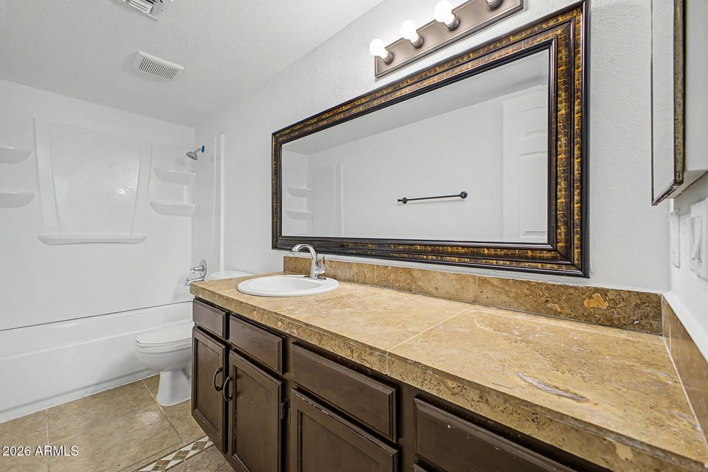 Image 21 of property listing at 4021 E AMBERWOOD Drive, Phoenix, AZ 85048