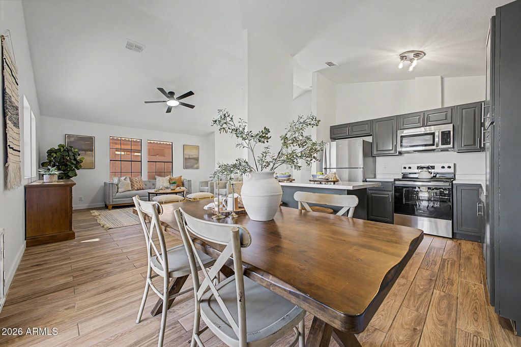 Image 8 of property listing at 4021 E AMBERWOOD Drive, Phoenix, AZ 85048