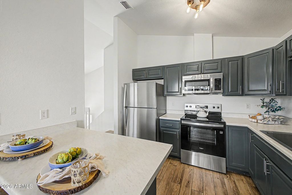 Image 9 of property listing at 4021 E AMBERWOOD Drive, Phoenix, AZ 85048