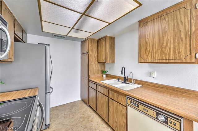 1101 Willow Tree Drive D, Las Vegas, NV 89128