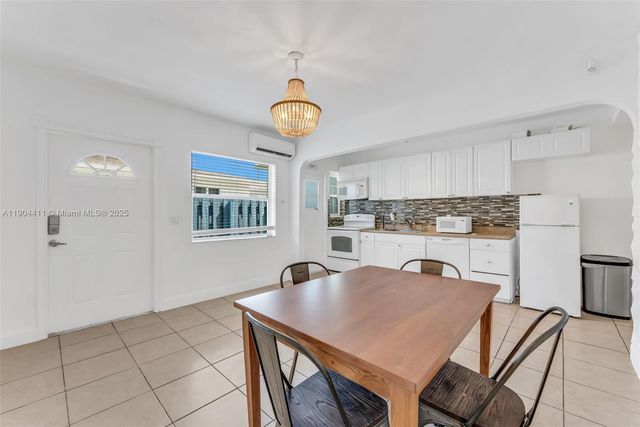 1639 Hayes St, Hollywood, FL 33020