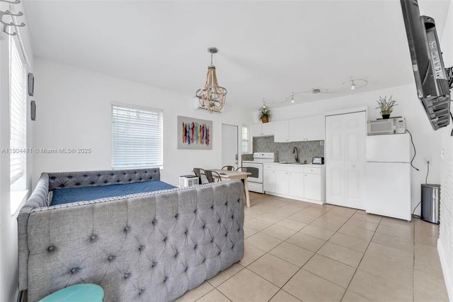 1639 Hayes St, Hollywood, FL 33020