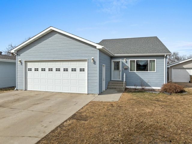1624 1st St SE, Minot, ND 58701