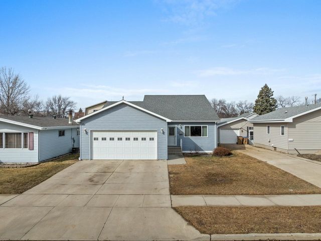 1624 1st St SE, Minot, ND 58701