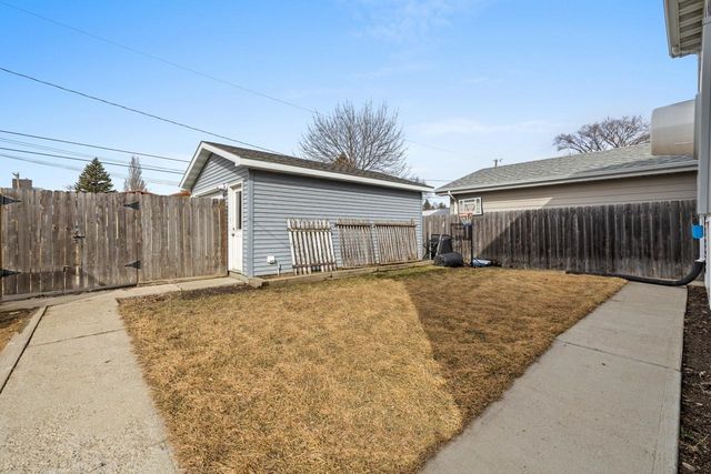 1624 1st St SE, Minot, ND 58701