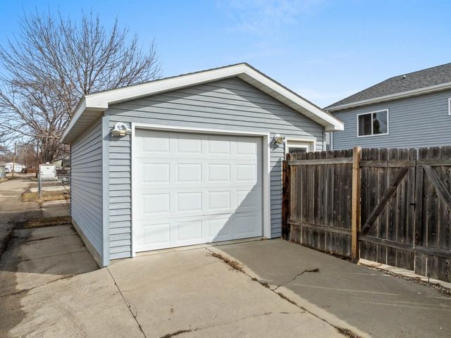 1624 1st St SE, Minot, ND 58701