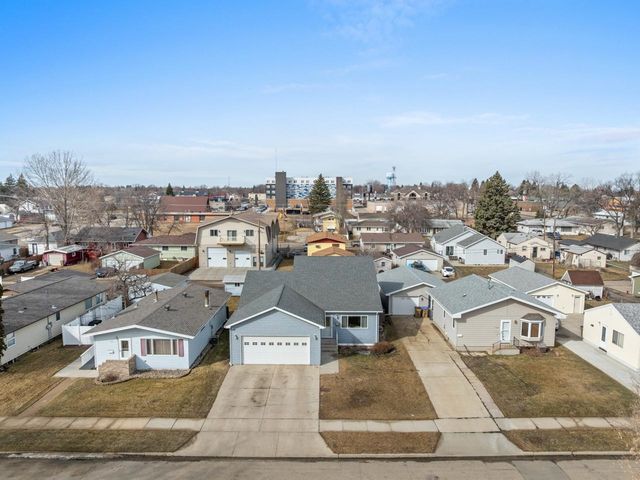 1624 1st St SE, Minot, ND 58701