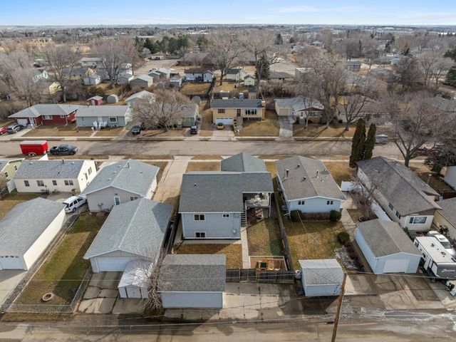 1624 1st St SE, Minot, ND 58701