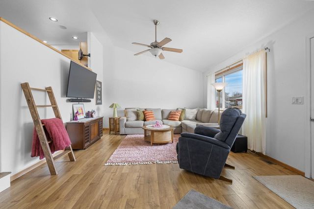 1624 1st St SE, Minot, ND 58701