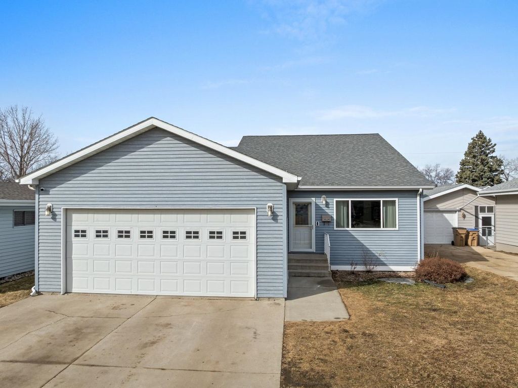 1624 1st St SE, Minot, ND 58701