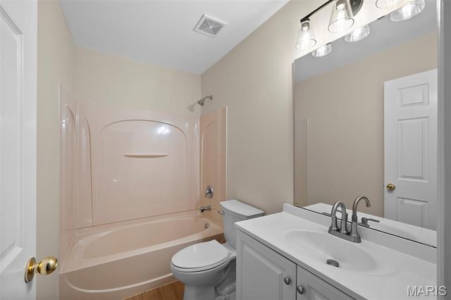 3206 Woodridge Center Parkway, Oakville, MO 63129