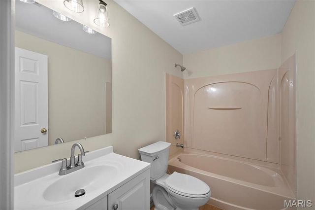 3206 Woodridge Center Parkway, Oakville, MO 63129