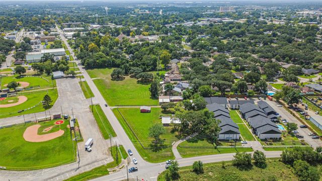 307 W Hufsmith Road, Tomball, TX 77375