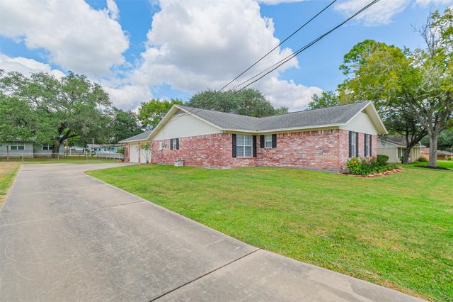 111 Hessler Drive, Hallettsville, TX 77964