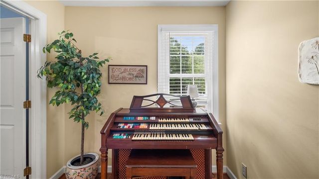 3819 Oak Forest Drive, High Point, NC 27265