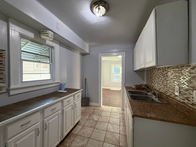26 Edna Avenue, Pontiac, MI 48341
