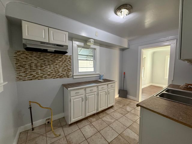 26 Edna Avenue, Pontiac, MI 48341