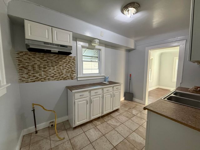 26 Edna Avenue, Pontiac, MI 48341