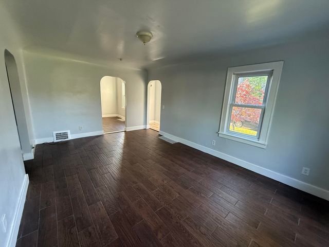 26 Edna Avenue, Pontiac, MI 48341