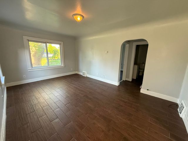 26 Edna Avenue, Pontiac, MI 48341