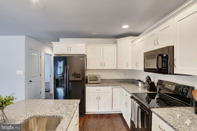 1160 LONBERRY DR, Harrisburg, PA 17111