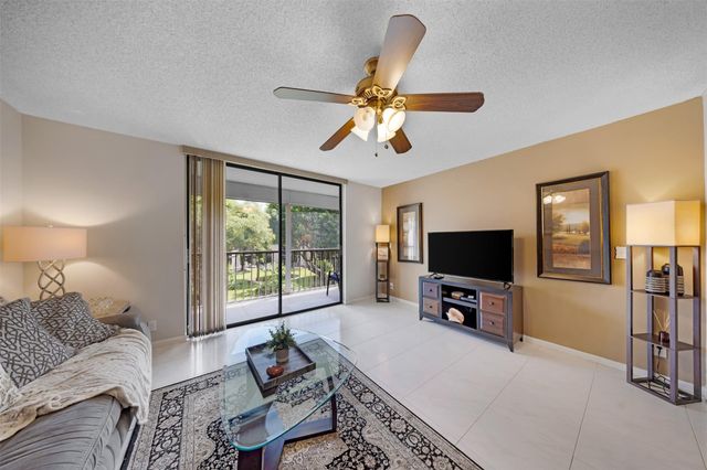 5250 Las Verdes Circle 317, Delray Beach, FL 33484