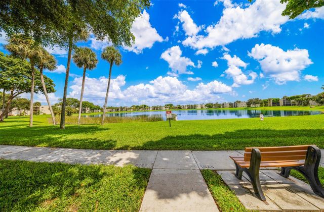 5250 Las Verdes Circle 317, Delray Beach, FL 33484