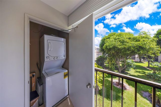 5250 Las Verdes Circle 317, Delray Beach, FL 33484