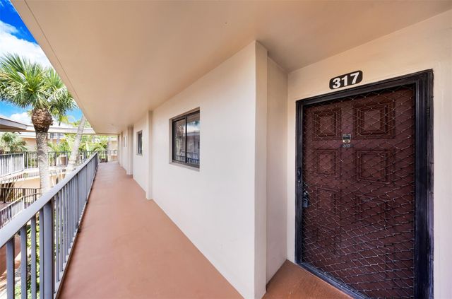 5250 Las Verdes Circle 317, Delray Beach, FL 33484