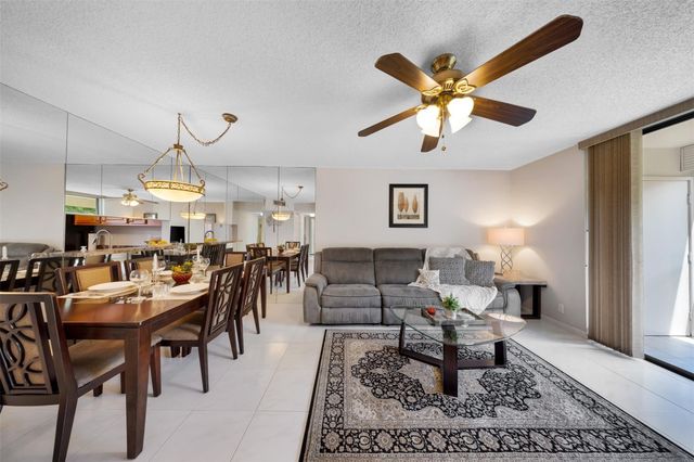 5250 Las Verdes Circle 317, Delray Beach, FL 33484
