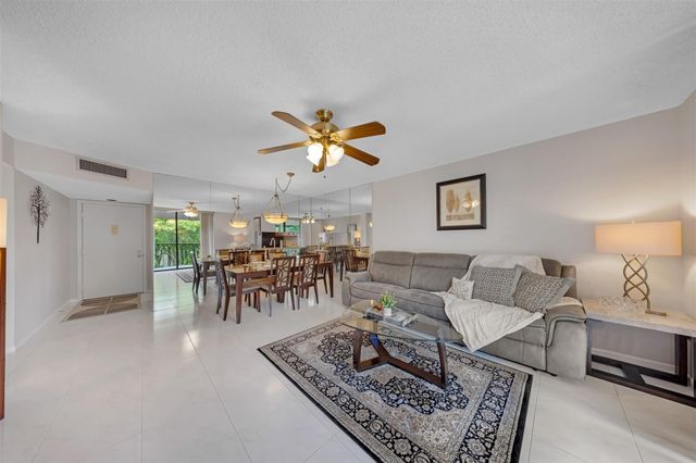 5250 Las Verdes Circle 317, Delray Beach, FL 33484