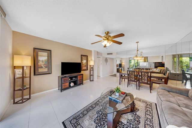 5250 Las Verdes Circle 317, Delray Beach, FL 33484