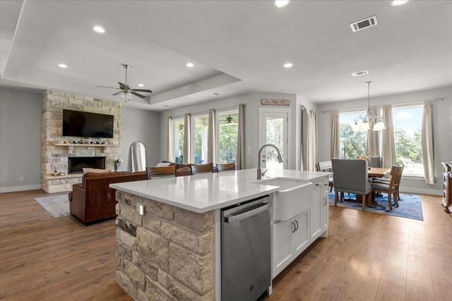 104 Draper LN, Bertram, TX 78605