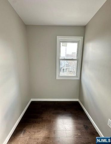 105 7th Street, Newark, NJ 07107