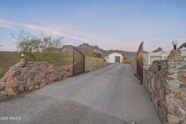 661 N AL SIEBER Road, Apache Junction, AZ 85119