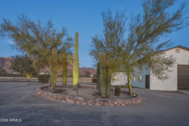 661 N AL SIEBER Road, Apache Junction, AZ 85119